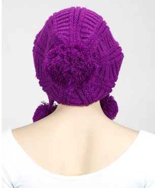 Warmer trendiger Beanie in lila mit drei Pompon lässiger Schnitt