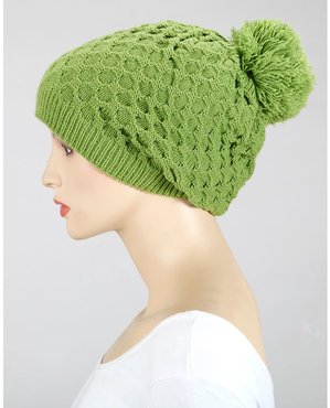 Beanie grün grob gestrickt mit großem weichen Pompon