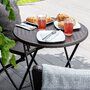 Vanage Beistelltisch in braun - runder Gartentisch in Rattanoptik - Kunststofftisch für Garten, Terrasse und Balkon geeignet - B