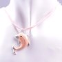 Rosa Kinderkette mit Delphinanhänger in lachs und passende Ohrringe