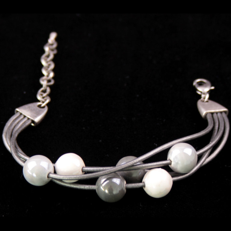Armband mit weißen und verschieden grauen Perlen