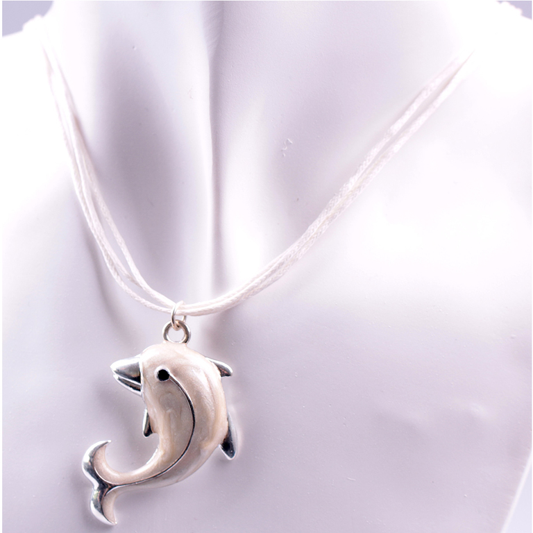 Kinderkette mit Delphinanhänger in cremeweiß und passende Ohrringe