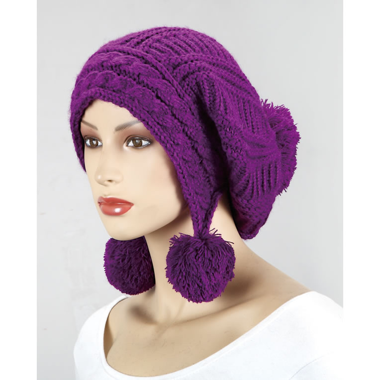 Warmer trendiger Beanie in lila mit drei Pompon lässiger Schnitt