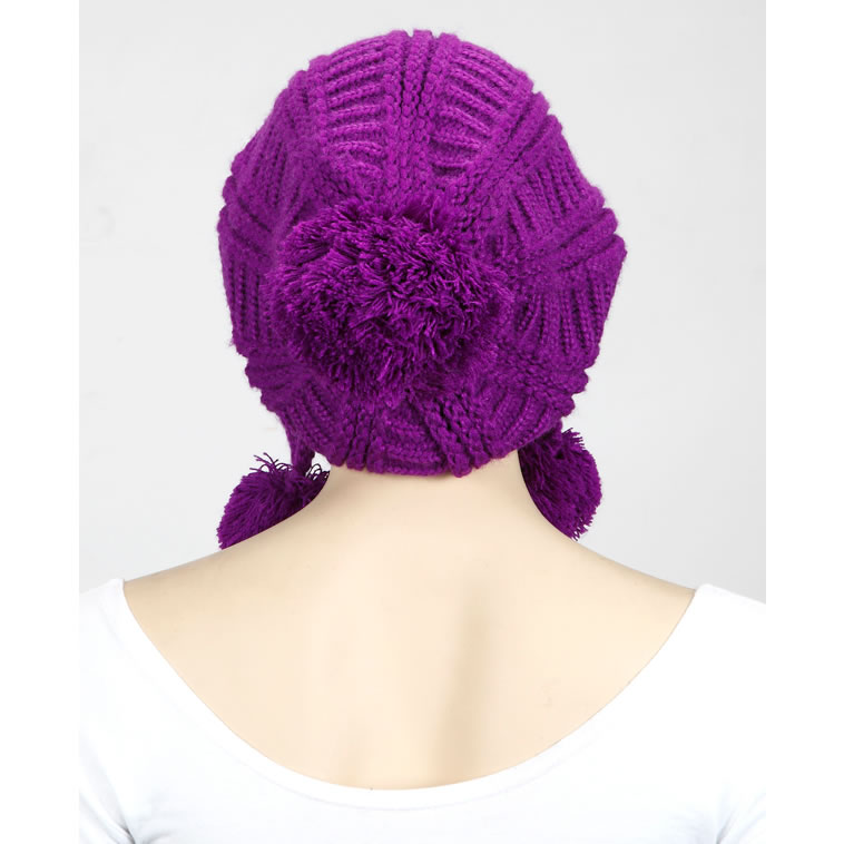 Warmer trendiger Beanie in lila mit drei Pompon lässiger Schnitt