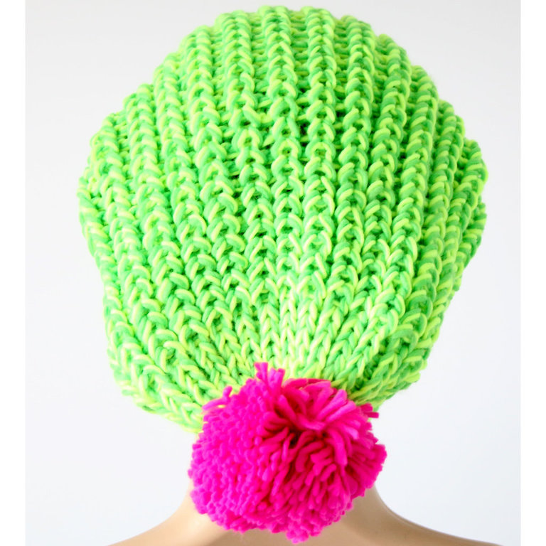 Neonfarbige Damenmütze mit Bommel